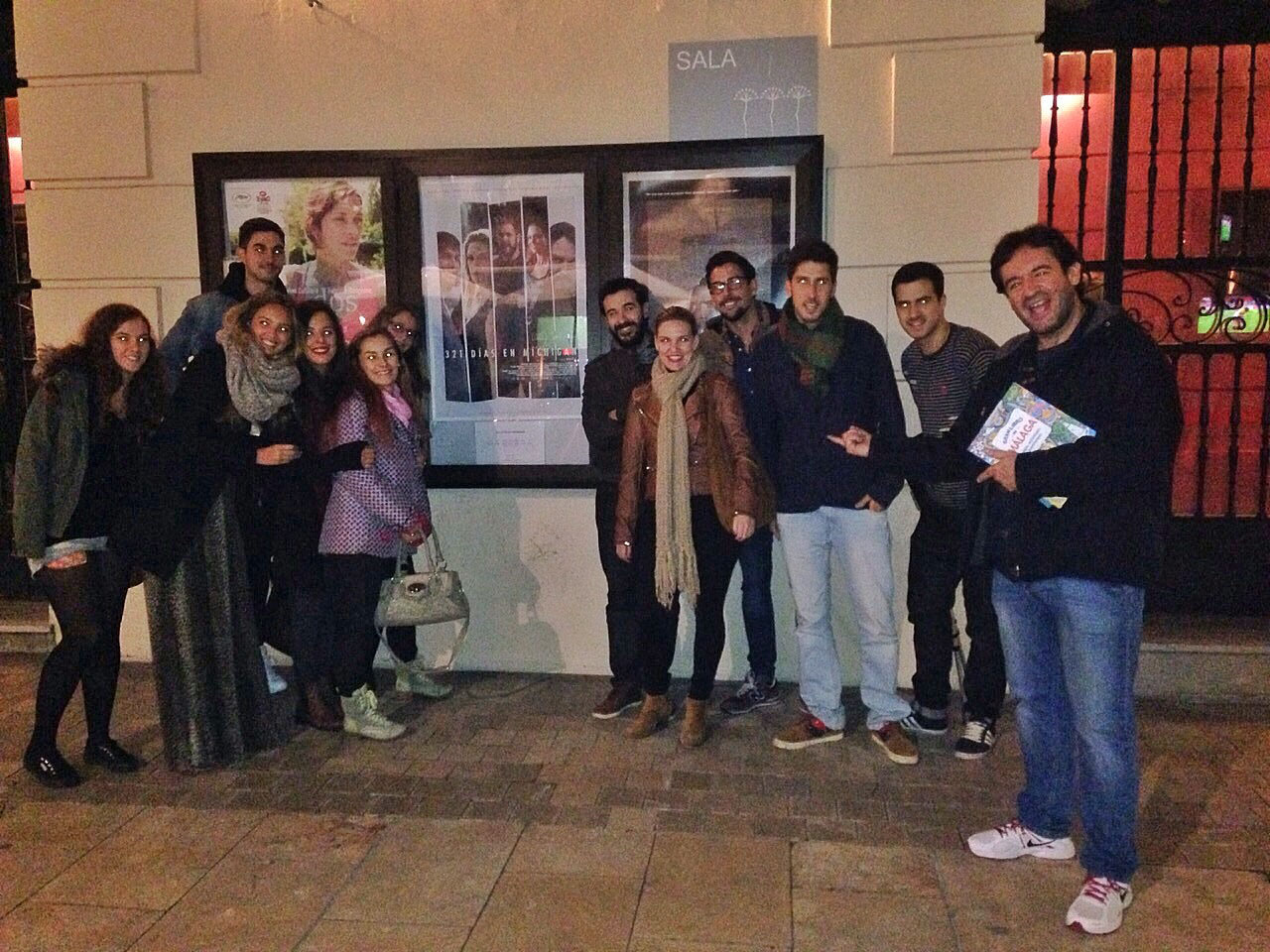 Alumnos de EADE junto a Enrique y la actriz Virginia de Morata posan junto al cartel de la película